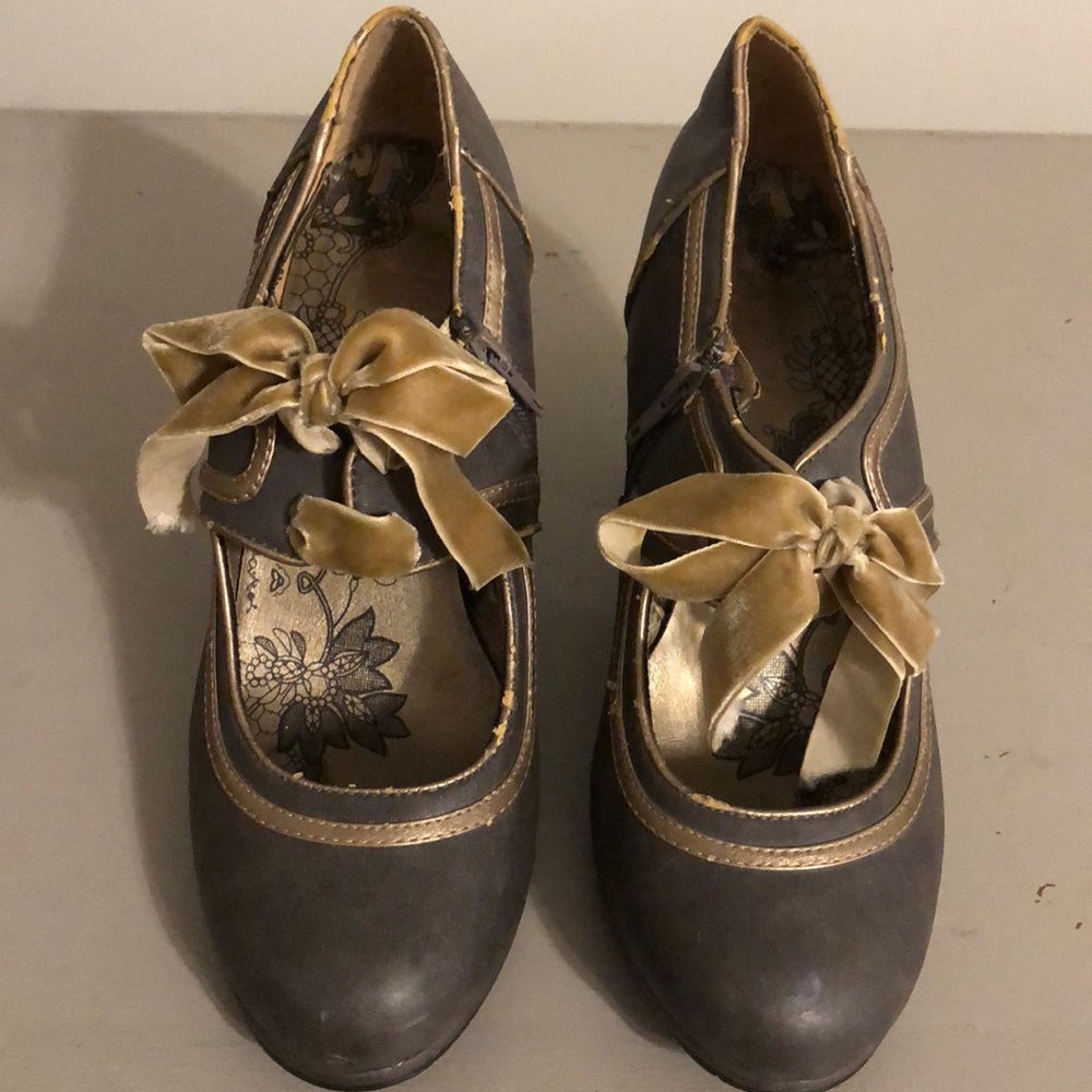Block heals. Gray with gold trim/olive velvet bow